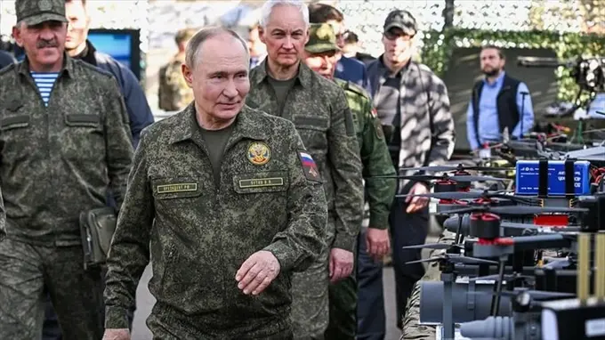Путин ҳарбий формада Россия—Беларусь ҳарбий машғулотини кўздан кечирди