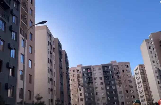Тошкентда аёл икки фарзанди ва ўзини кўпқаватли уй деразасидан ташлади