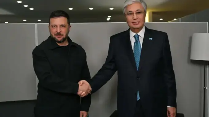 Zelenskiy Qozogʻiston prezidenti bilan uchrashdi (video)