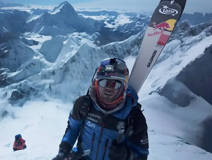 Tarixda ilk bor: alpinist Everestdan kislorod ballonisiz chang‘ida pastga tushdi (video)