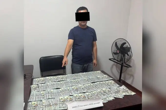 В Фергане при получении 30 тысяч долларов задержан сотрудник налогового управления