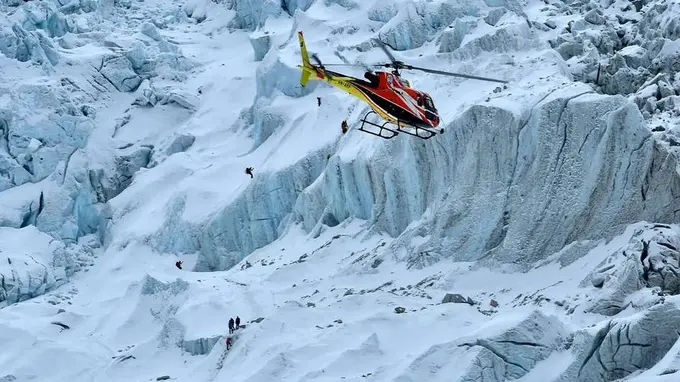 Everestda 1000 ga yaqin sayyoh qor bo‘ronida qolib ketdi