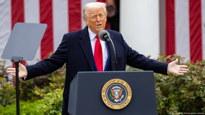Трамп Хитойдан олиб кириладиган маҳсулотларга қўшимча 100 фоизлик бож жорий этди