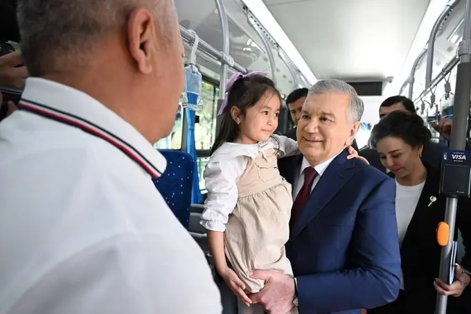 Shavkat Mirziyoyev Shota Rustaveli ko‘chasida avtobusda yurib, yo‘lovchilar bilan suhbatlashdi (video)