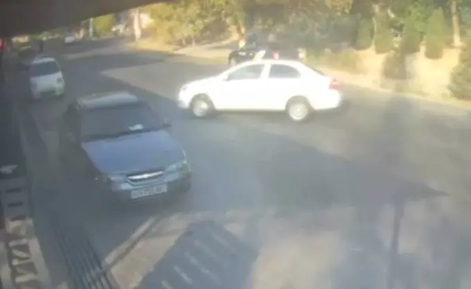 Toshkentda Nexia-3 yuqori tezlikda Matiz’ga urilib, kafega kirib ketdi (video)