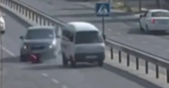 Parkentda Cobalt 9 yoshli bolani bosib, sudrab ketdi (video)