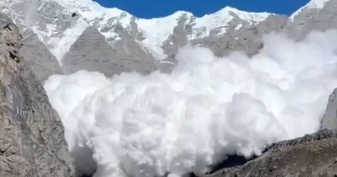 Himolayda qor ko‘chdi: uch kishi halok bo‘ldi, sakkiz kishi bedarak yo‘qoldi (video)