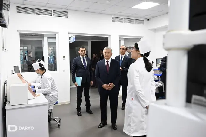 Шавкат Мирзиёев Тошкент давлат тиббиёт университетига ташриф буюриб, соҳага оид тақдимотлар билан танишди