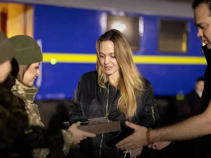 “Dronlar odamlarni ovlash uchun ishlatilmoqda”: Anjelina Joli Ukrainadagi urush dahshatlari haqida gapirdi