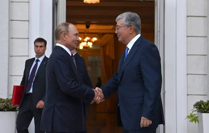 “Путин Қозоғистонда глобал миқёсдаги шахс сифатида ҳурматга сазовор” — Тўқаев