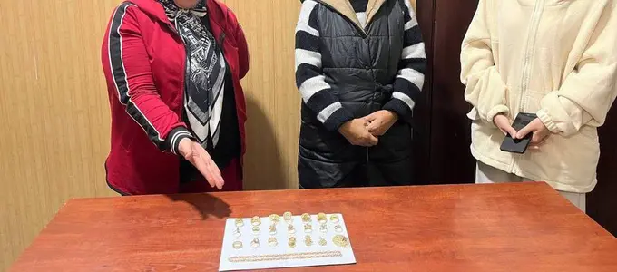 Andijonda 200 mln so‘mlik taqinchoqlarni ichki a’zolariga yashirib olib kirmoqchi bo‘lgan uch ayol qo‘lga tushdi