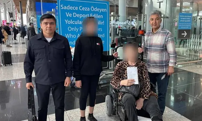 Истанбулда оғир касалликка чалинган ўзбекистонлик аёл қизи билан ватанга қайтарилди