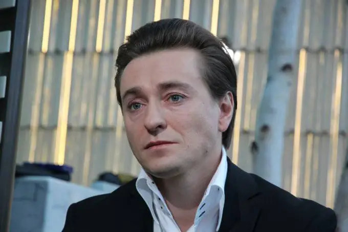 “Bu provokatsiya”. Sergey Bezrukov o‘zbekistonlik muxlisining ruscha talaffuzini taqlid qilganiga izoh berdi (video)