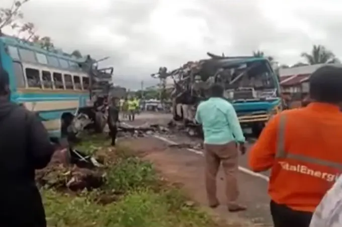 Hindistonda ikkita qarama-qarshi kelayotgan avtobus to‘qnashib ketdi: 6 kishi halok bo‘lib, 30 kishi jarohatlandi (video)