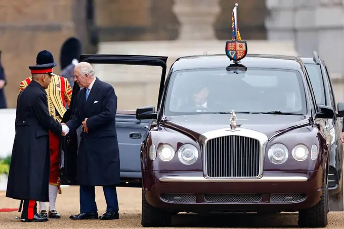 Sut zardobida yuradigan Aston Martin, 75 yillik Rolls-Royce — qirol Charlz avtokolleksiyasida qanday mashinalar bor?