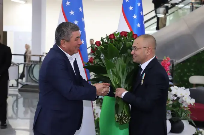 Prezident Jizzaxdagi savdo majmuasi direktorini “Do‘stlik” ordeni bilan taqdirladi