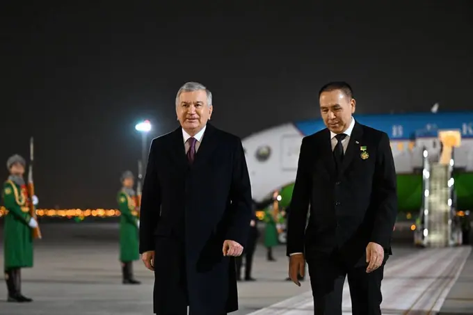 Шавкат Мирзиёев прибыл в Туркменистан
