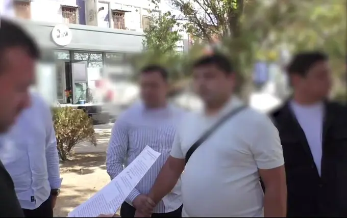 Тошкентда миллий таомлар ошхонасини “ҳомийлиги”га олишини айтиб, пул талаб қилган солиқчи ушланди