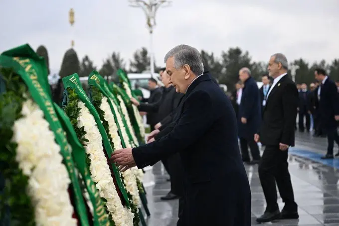 Шавкат Мирзиёев возложил цветы к Монументу Нейтралитета в Ашхабаде