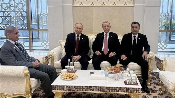 Putin Pokiston bosh vazirini qirq daqiqadan ortiq kuttirdi