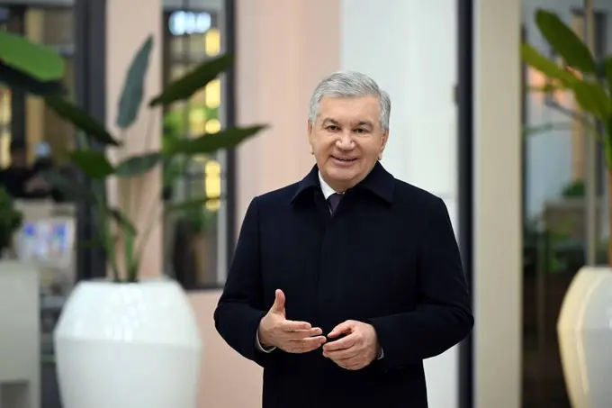 Prezident savdo markazida poytaxt faollari, nuroniylar va yoshlar bilan suhbatlashdi