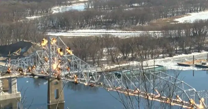 АҚШда иккита штатни боғловчи кўприк портлатилди (видео)
