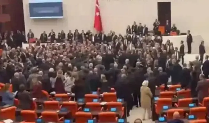 Туркия парламентида депутатлар муштлашди (видео)