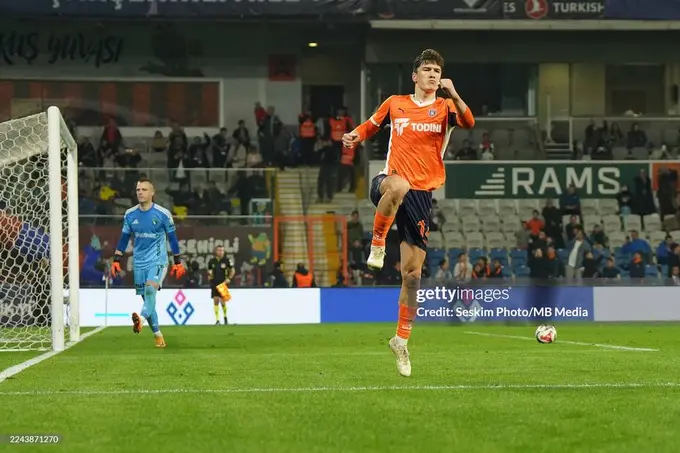 Turkiya chempionati. Shomurodov va Fayzullayev gol urgan bahsda “Bashakshehir” yirik hisobda g‘alaba qozondi