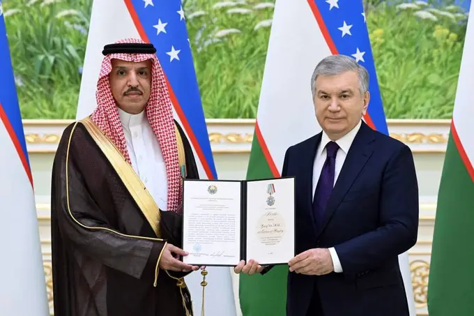 Shavkat Mirziyoyev missiyasini yakunlayotgan Saudiya Arabistoni elchisiga “Doʻstlik” ordenini topshirdi
