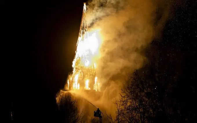 Amsterdamda 154 yillik cherkov yonib ketdi (video)