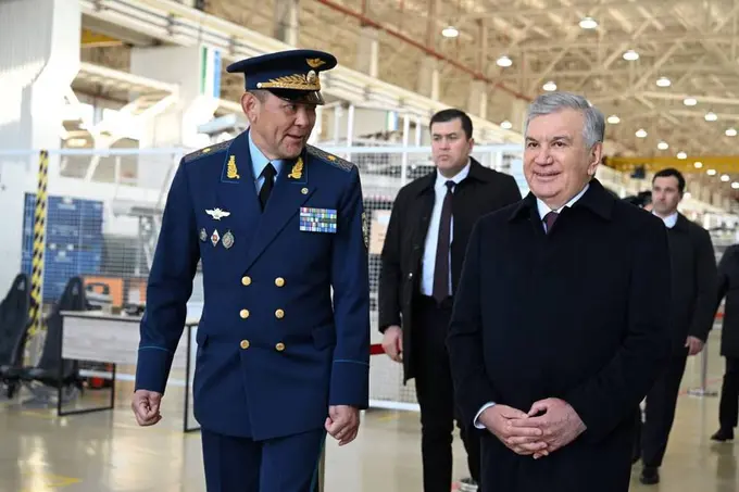 Шавкат Мирзиёев Чирчиқ авиация таъмирлаш заводига ташриф буюрди