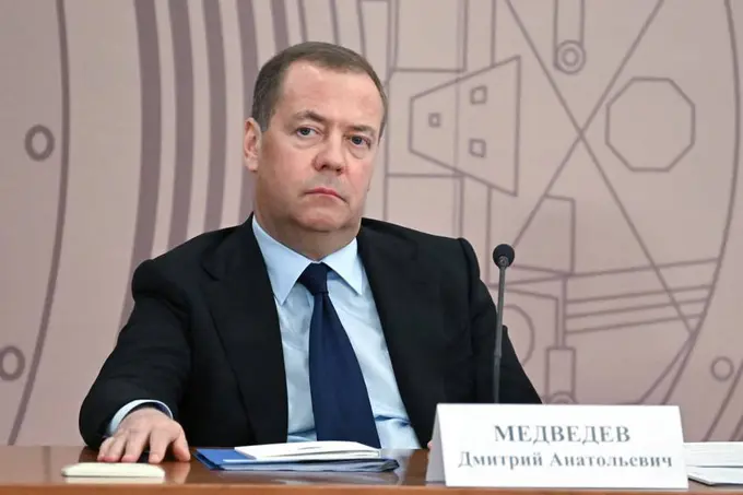 “Гренландия Россияга қўшилишидан олдин шошилинг”. Медведов Трампга мурожаат қилди