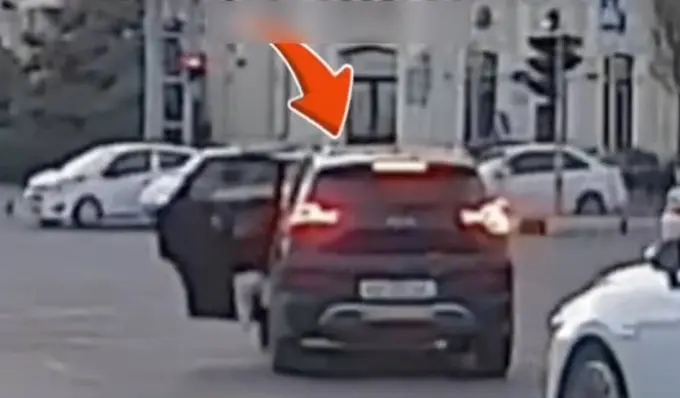 Toshkentda harakatlanib ketayotgan avtomobildan 2 yoshli bola tushib ketdi (video)