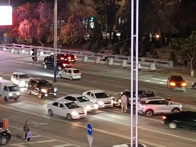 В Ташкенте столкнулись три автомобиля