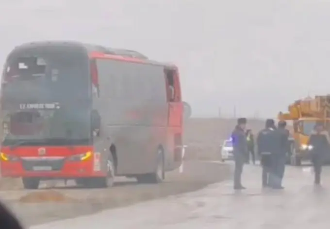 Navoiyda avtobus ag‘darilishi oqibatida ikki kishi jarohatlandi