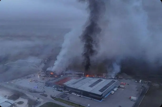 Gretsiyada qandolat zavodida portlash va yong‘in yuz berdi. Qurbonlar bor (video)