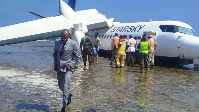 Somalida uchuvchi nosoz samolyotni suvga qoʻndirdi (video)