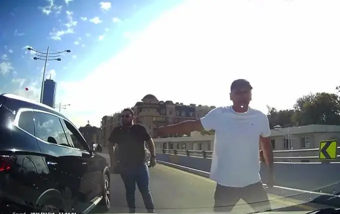 Toshkentda Gentra haydovchisini yo‘lda kaltaklagan ota va o‘g‘ilga hukm o‘qildi
