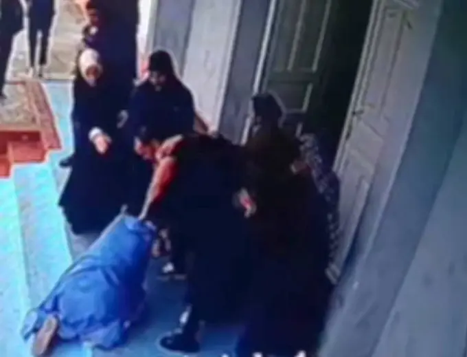 Marg‘ilondagi maktabda erkak 5-sinf o‘quvchisi va uning onasini do‘pposladi