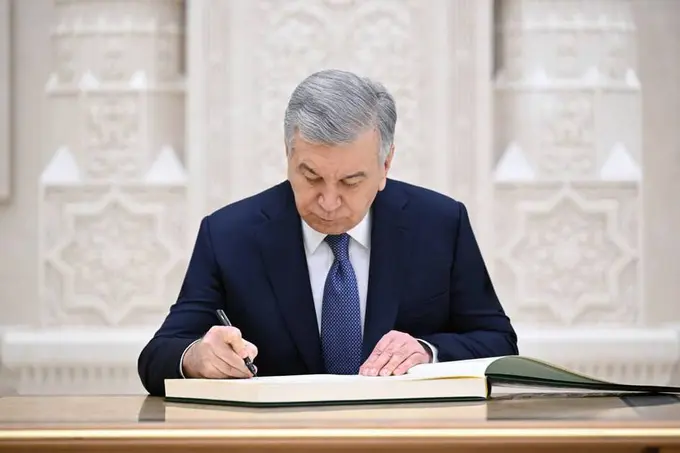 Uzbekistan acquires over 700 artifacts at UK auctions for Center for Islamic Civilization