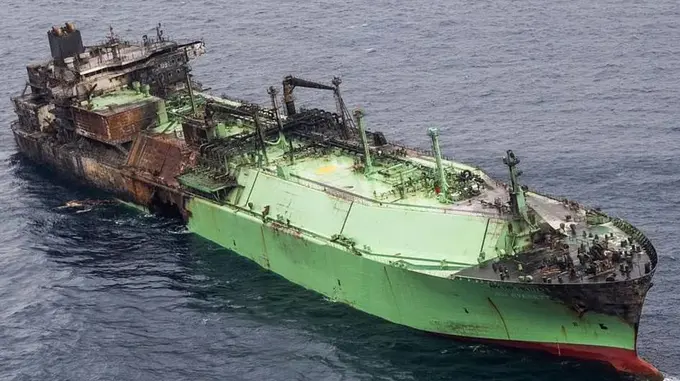 O‘rta Yer dengizida “ekologik bomba”: Italiya Rossiya neft tankeri istalgan vaqtda portlab ketishi mumkinligidan ogohlantirdi