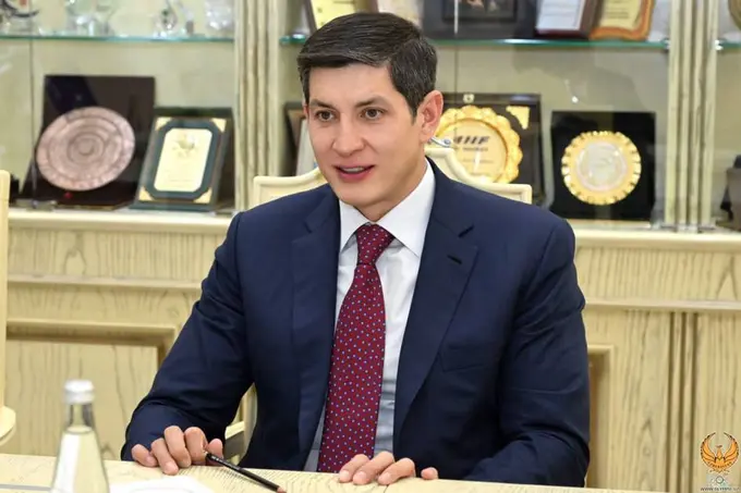 Отабек Умаров номидан фейк видеолар тарқатилаётгани маълум қилинди