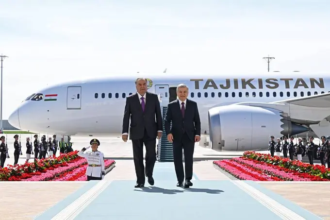Самолет Эмомали Рахмона приземлился в аэропорту «Ташкент-Хумо»