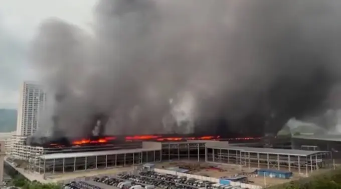 Xitoyning BYD avtomobillari parkovkasida yirik yong‘in chiqdi (video)