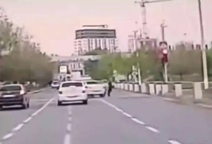 Chirchiqda ona-bolani urib ketishiga oz qolgan haydovchi 2 yilga “prava”dan mahrum etildi