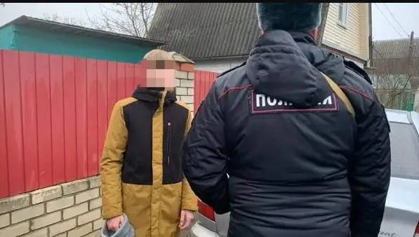 Курскда қора ниқоб таққан, болға билан қуролланган 16 ёшли ўсмир мактабга бостириб кирди