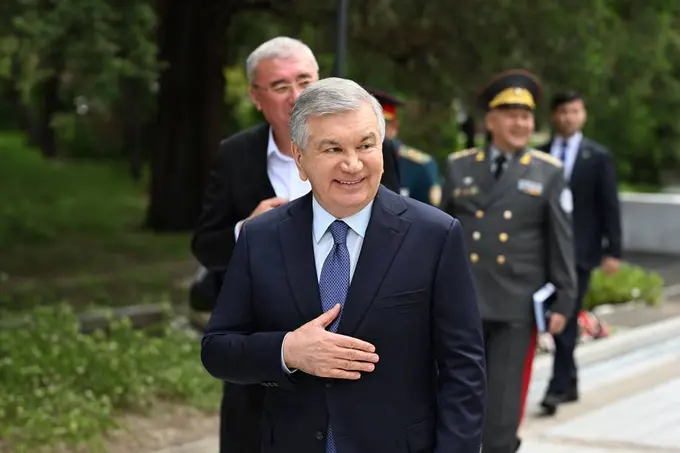 Шавкат Мирзиёев Мирзо Улуғбек тумани ҳокимлиги фаолияти билан танишди