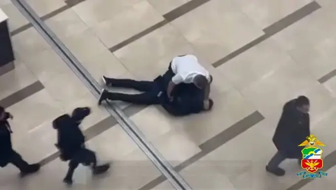Rossiyadagi aeroportda o‘zbekistonlik erkak pichoq bilan odamlarga hujum qildi (video)