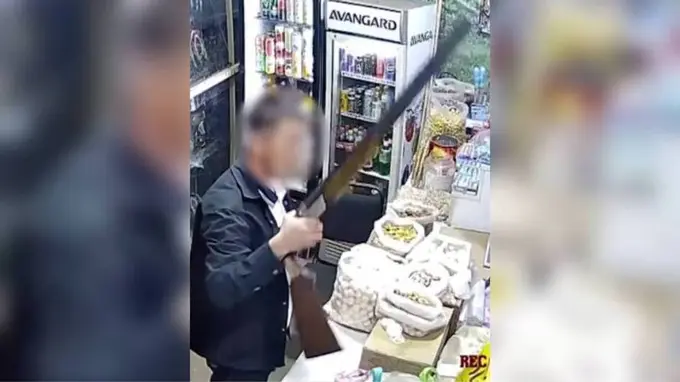 Қамчиқда сотувчи аёлни ов қуролида уриб, жароҳат етказган эркакка ҳукм ўқилди