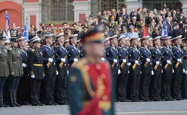 “Террорчилик хавфи”. 9 май парадида нега ҳарбий техникалар қатнашмаслигига изоҳ берилди